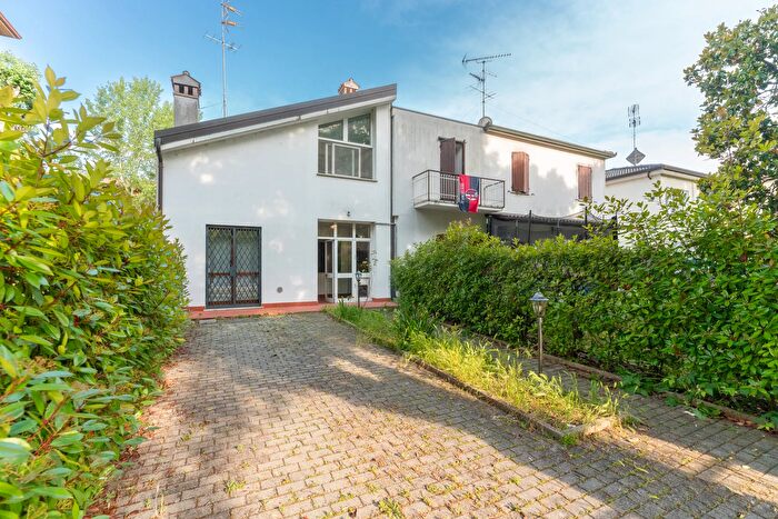 Casa quadrilocale in vendita in Via Vinicio Pescerelli, San Pietro In Casale