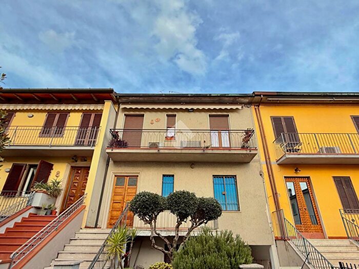 Appartamento trilocale in vendita in Via Benaco, Prato