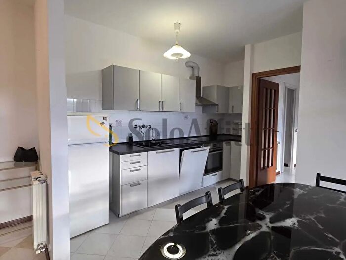 Appartamento trilocale in affitto in Via della Mercanzia, Siena