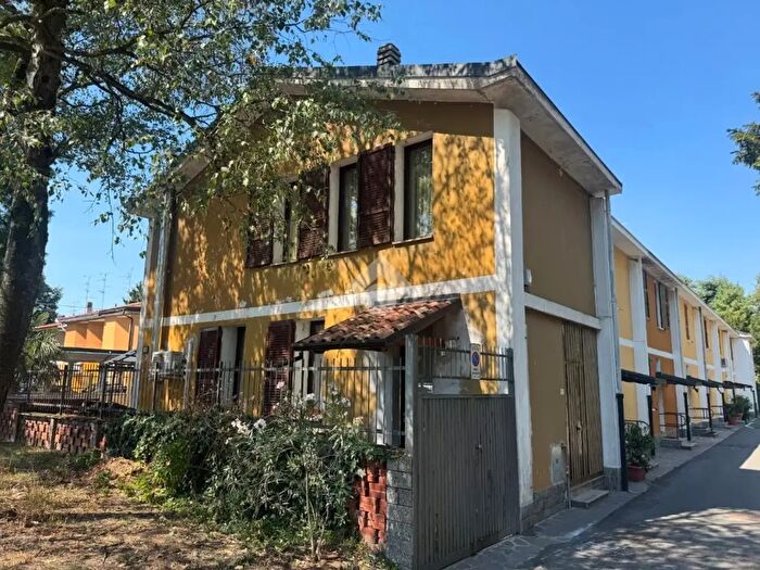Casa trilocale in vendita in Via Villaggio Ina, Cesate