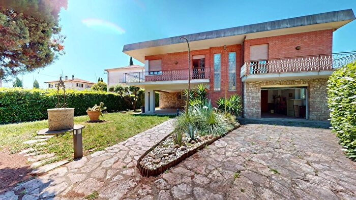 Casa con 6 locali in vendita in Via Alessandro Volta, Foligno