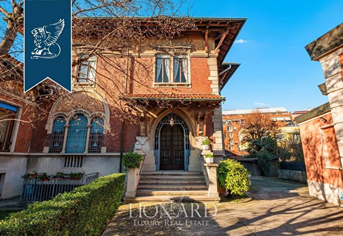 Casa con 19 locali in vendita in Milano