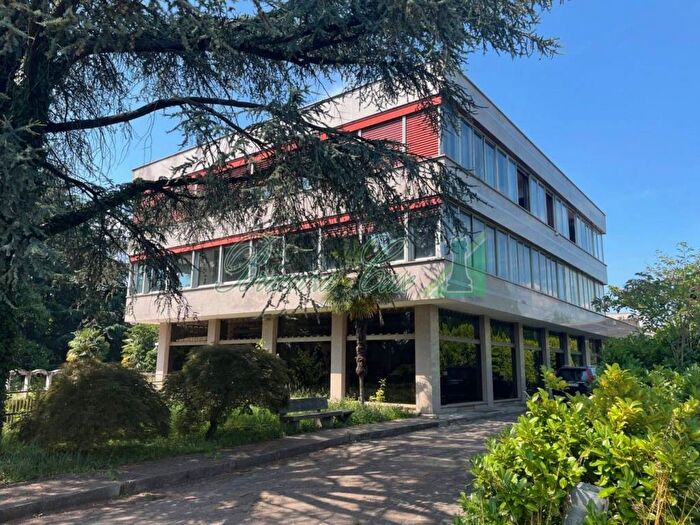 Appartamento con 6 locali in vendita in Viale delle Rimembranze, Usmate, Usmate Velate