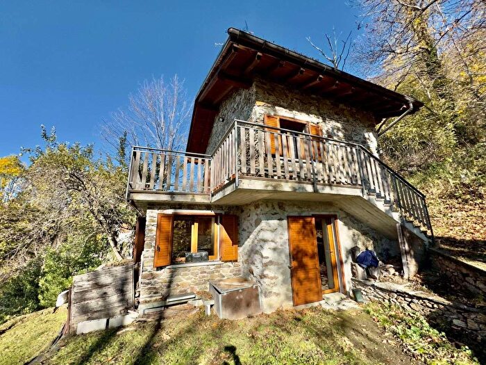 Casa trilocale in vendita in Via Roma, Taceno