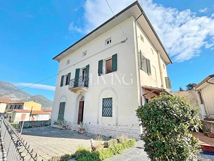 Casa con 10 locali in vendita in Nuova per Pisa, Lucca