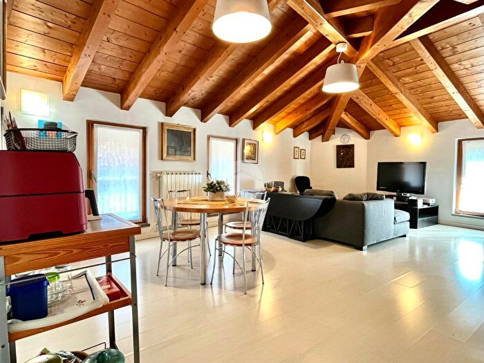 Appartamento quadrilocale in vendita in Via Solferino, Carate Brianza