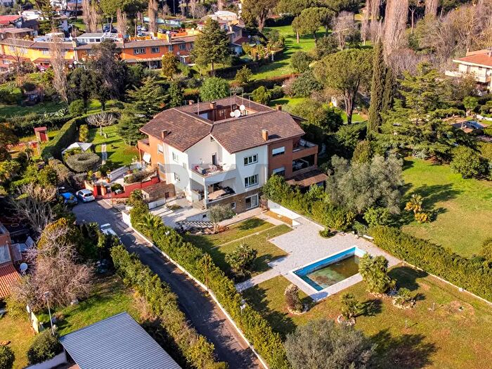 Casa con 9 locali in vendita in Via Cristoforo Colombo Casalpalocco, Roma