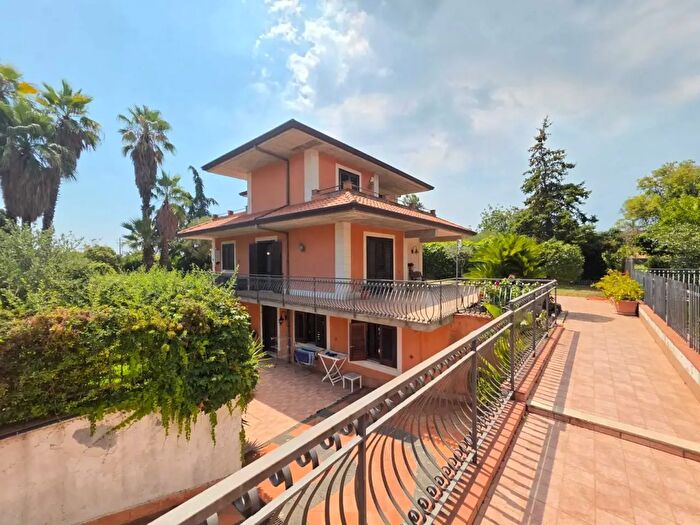 Casa con 6 locali in vendita in Pedara