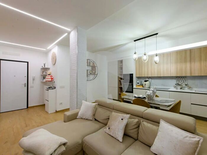 Appartamento con 6 locali in vendita in Via Michelangelo Buonarroti, Cadelbosco Di Sopra