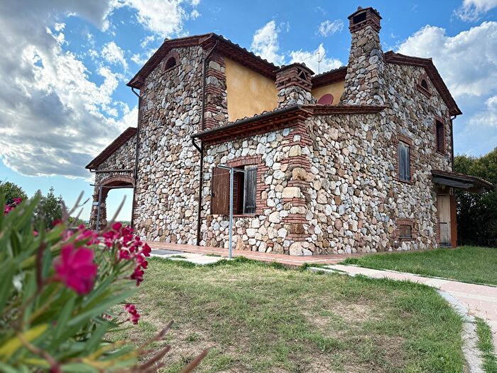 Casa con 7 locali in vendita in Gavorrano