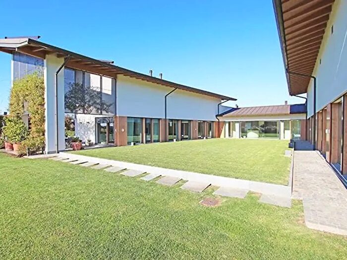 Casa con 16 locali in vendita in Via Colombo, Treviolo