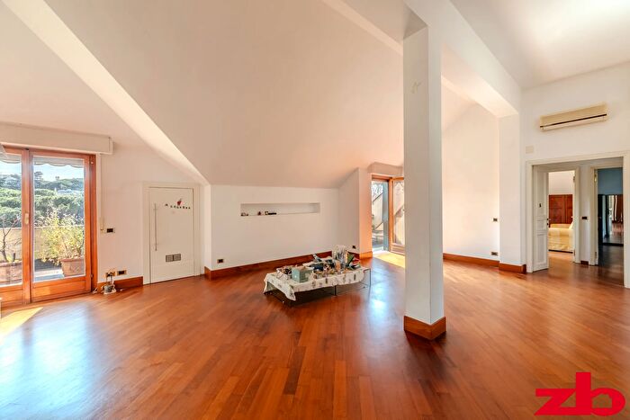 Appartamento con 6 locali in vendita in Viale Francesco Gambaro, Genova