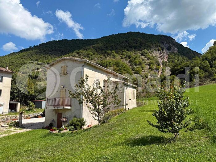 Casa bilocale in vendita in Strada Statale Flaminia, Scheggia E Pascelupo