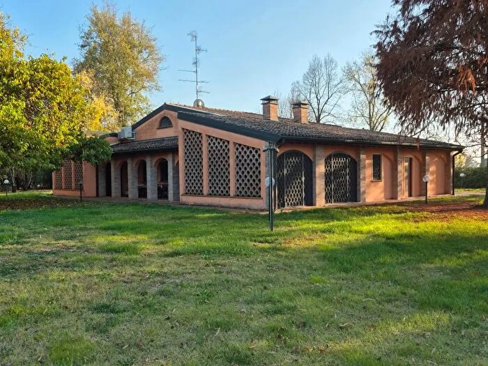 Casa con 10 locali in vendita in Soliera