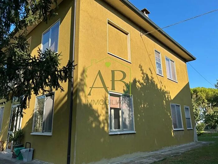 Casa con 6 locali in vendita in Russi