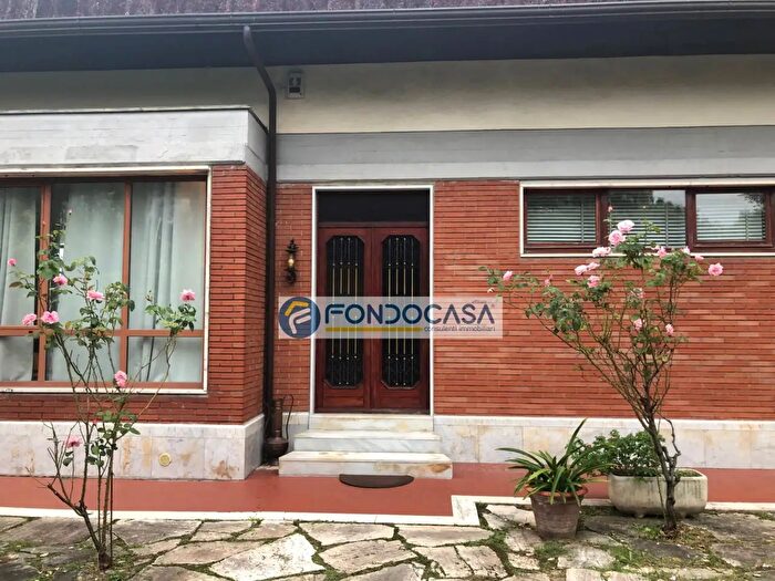 Casa con 5 locali in vendita in Via Marina Vecchia, Massa