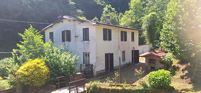 Casa con 10 locali in vendita in Pescaglia