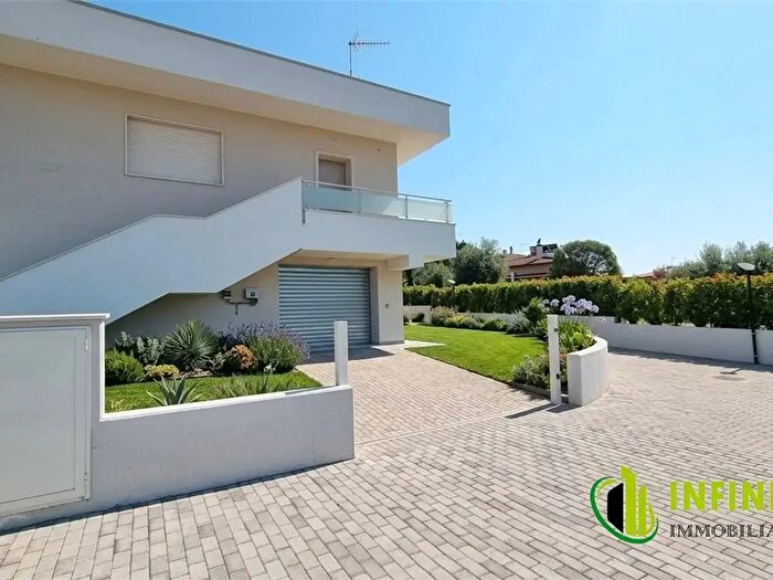 Casa con 5 locali in vendita in Via dei Lucani, Matera