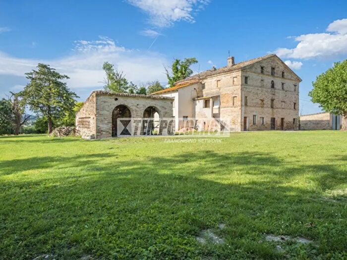 Casa con 9 locali in vendita in Contrada Campogiano, Corridonia