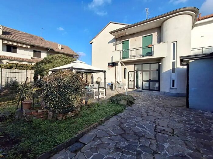 Casa con 6 locali in vendita in Via Cimabue, Carate Brianza