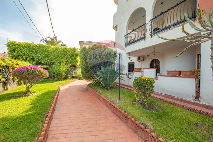 Appartamento quadrilocale in vendita in Via Livorno, Aci Castello