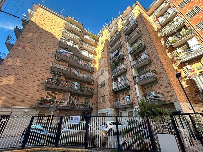 Appartamento trilocale in affitto in Via Pigna, Napoli