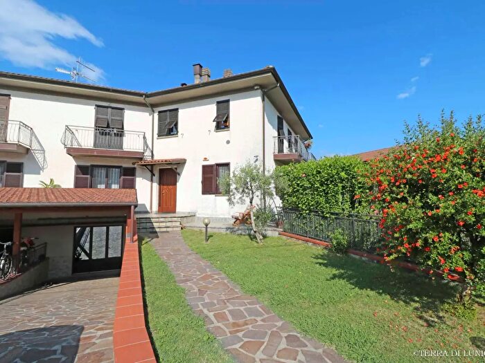Casa con 10 locali in vendita in Mocrone, Villafranca In Lunigiana