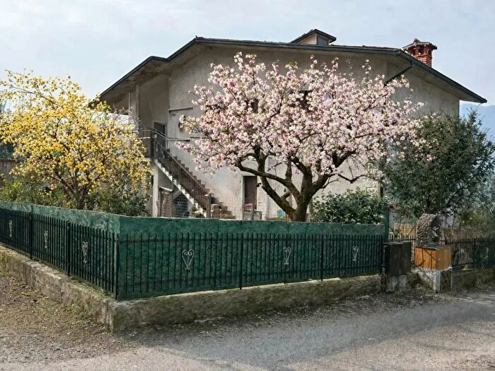 Appartamento con 8 locali in vendita in Sale Marasino