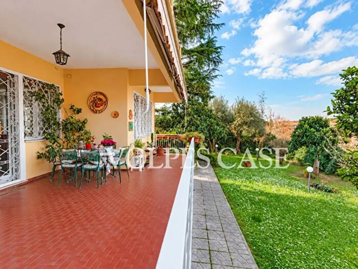 Appartamento quadrilocale in vendita in Via Filippo De Grenet, Roma