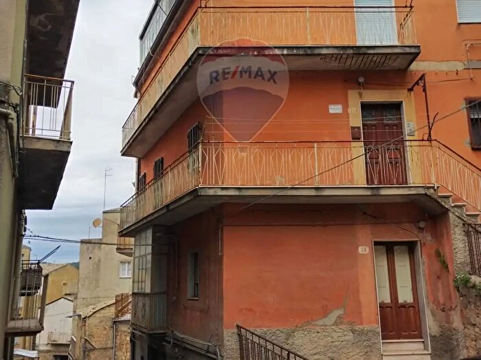 Casa con 8 locali in vendita in Via Carbone, Piazza Armerina