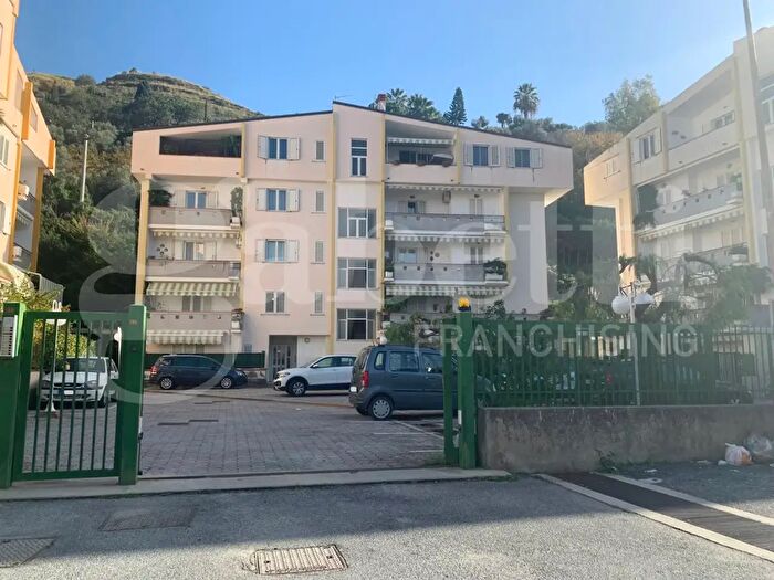 Appartamento quadrilocale in vendita in Via Roberto Mirabelli, Amantea