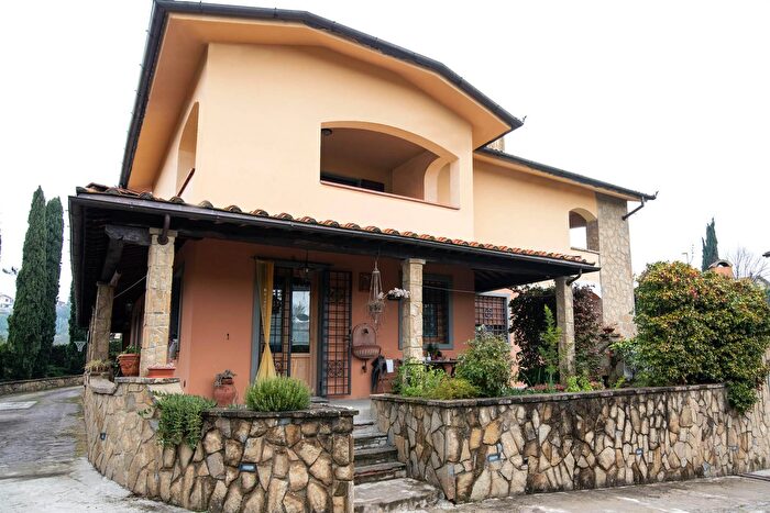 Casa con 8 locali in vendita in Carmignano