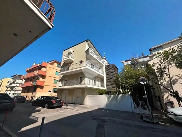 Appartamento trilocale in affitto in Via Savonarola, Pescara