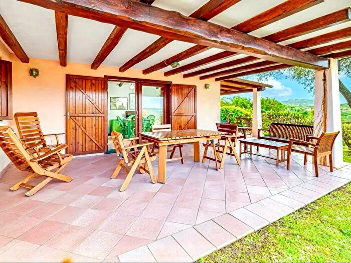 Casa quadrilocale in vendita in Arzachena