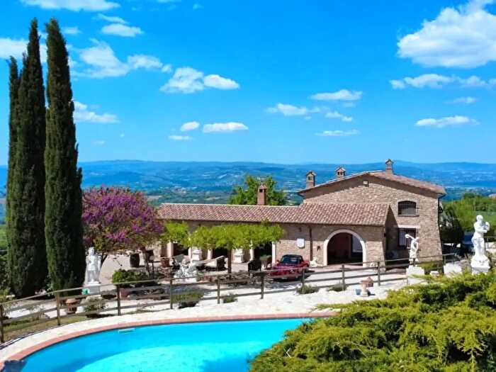 Casa con 12 locali in vendita in Todi