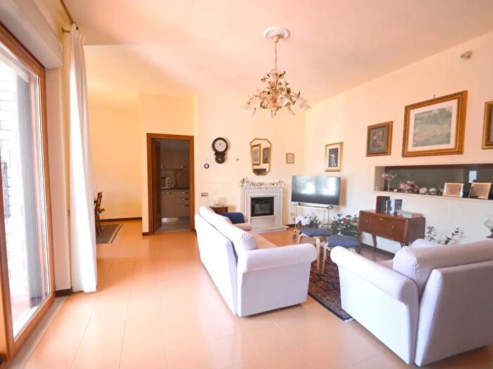 Casa con 6 locali in vendita in Via I Traversa Santa Candida, Gioia Del Colle