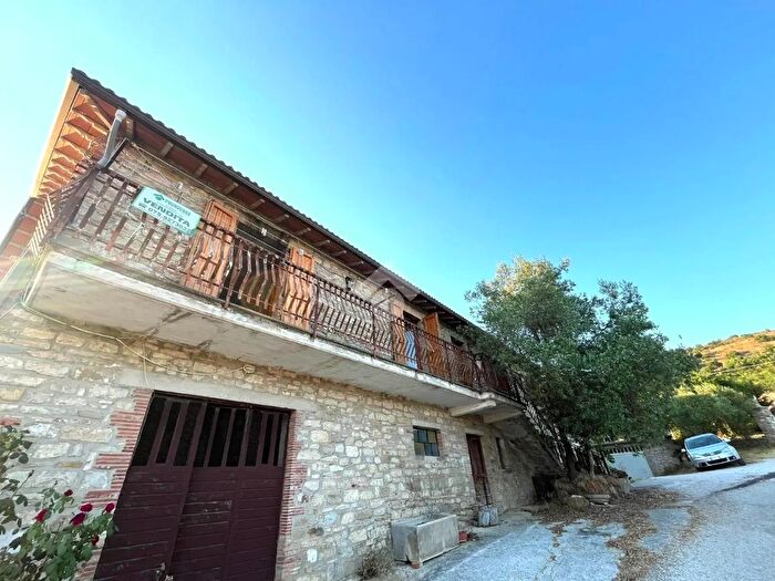 Casa con 6 locali in vendita in Via Loreto, Gubbio