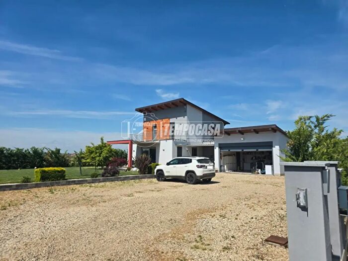 Casa con 5 locali in vendita in Strada Caporali a, Caramagna Piemonte