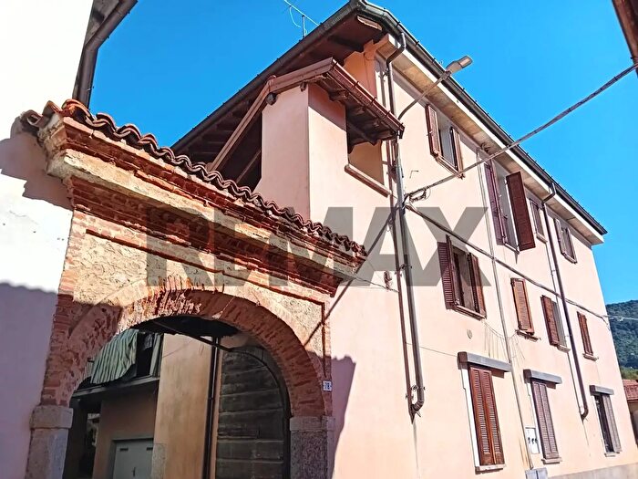 Appartamento trilocale in vendita in Via Liberta', Casalzuigno