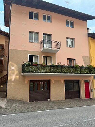 Casa con 11 locali in vendita in Spormaggiore