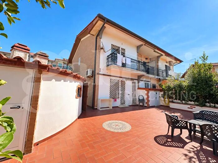 Casa quadrilocale in vendita in Via Mantegna, Pomezia