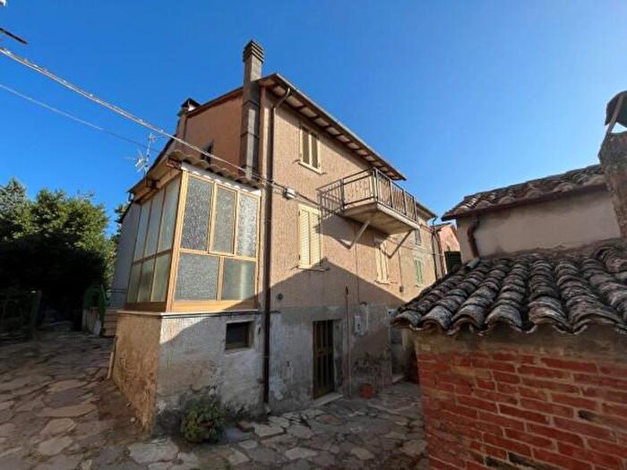 Casa con 6 locali in vendita in Castiglione Del Lago