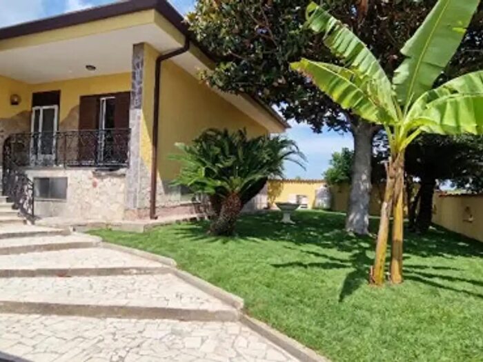 Casa con 6 locali in vendita in Strada Randa, Latina