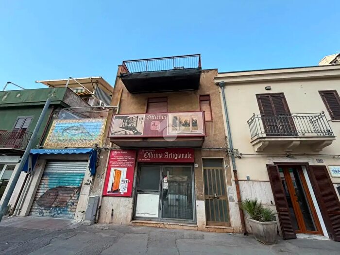 Appartamento trilocale in vendita in Via Principe di Palagonia, Palermo