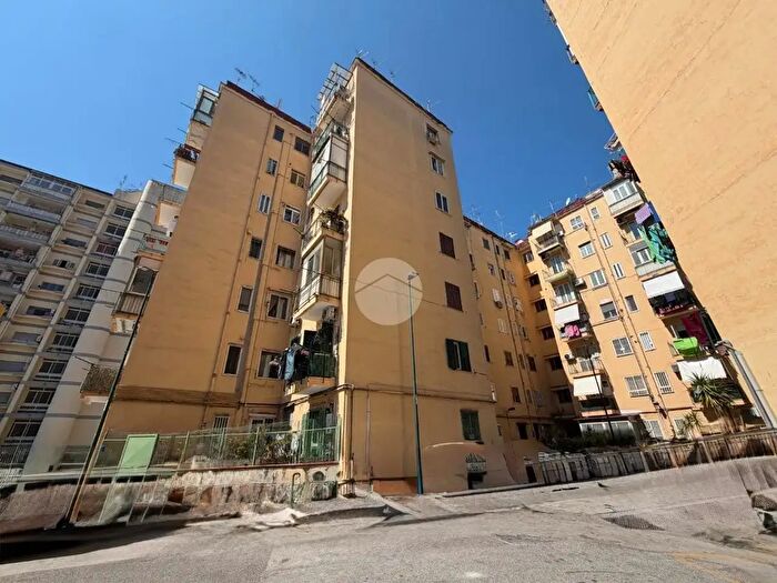 Appartamento trilocale in vendita in Via Giacinto De Sivo, Napoli