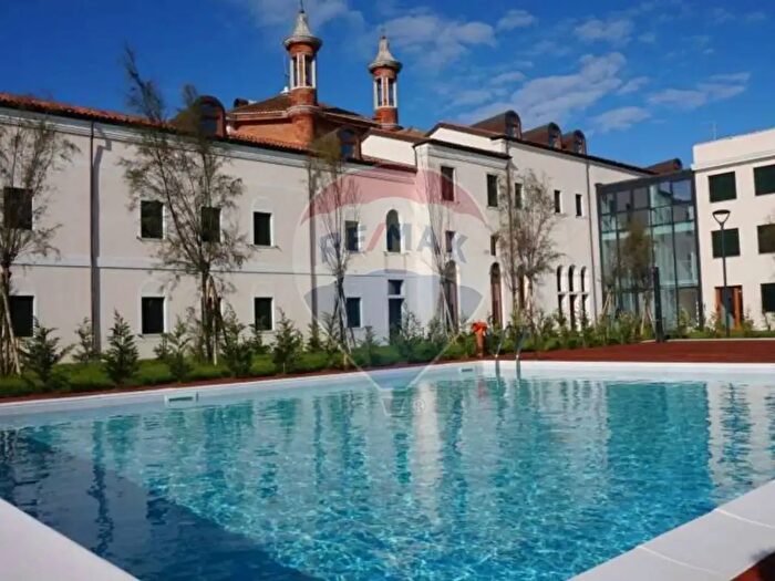 Appartamento quadrilocale in vendita in Strada Comunale dei Murazzi d, Venezia