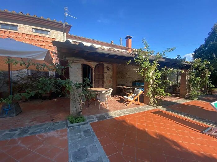 Casa con 10 locali in vendita in Pistoia