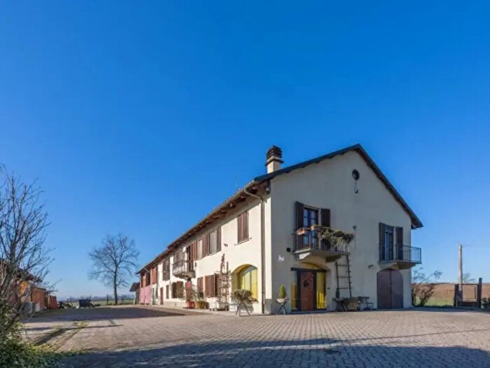 Casa con 6 locali in vendita in Frazione Revignano, Asti