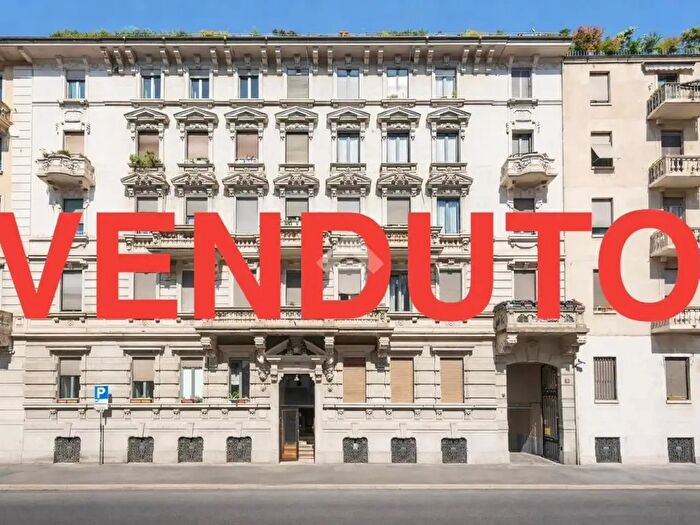 Appartamento trilocale in vendita in Via Leopoldo Cicognara, Milano