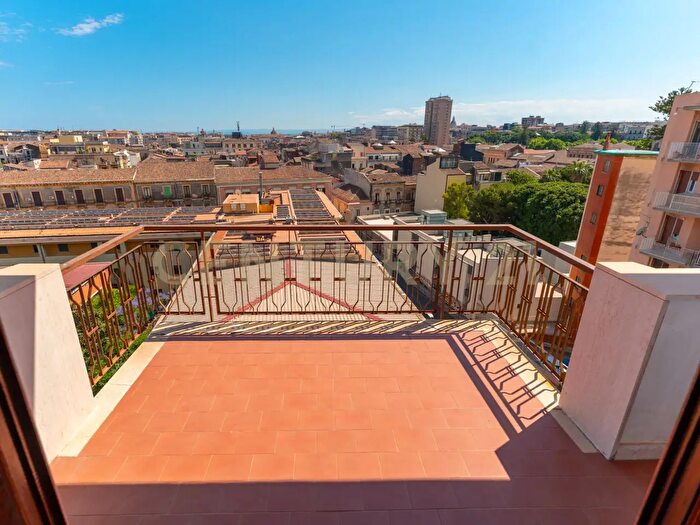 Appartamento con 5 locali in vendita in Via Redentore, Catania